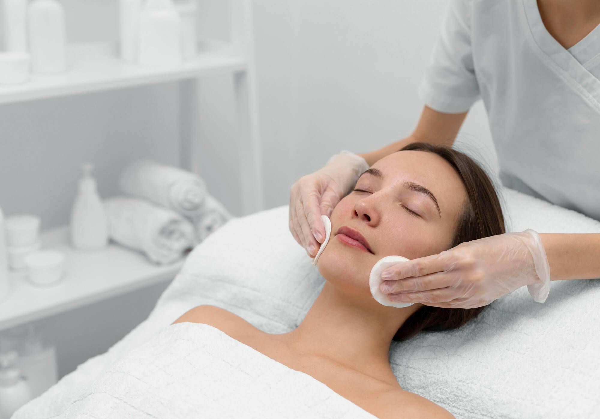salon and spa,best massage spa in mumbai,salon and spa near me,aesthetic salon and spa, Basic Aromatherapy Facial with Clean Up